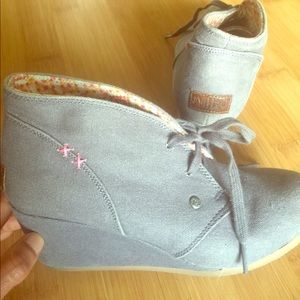 Casual and cute round toe wedges with laces